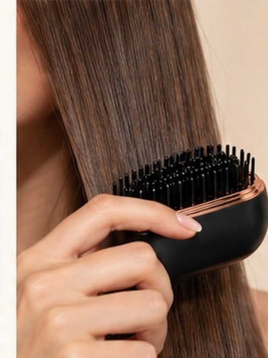 Modelo de belleza sosteniendo Lissé Pocket Pro negro